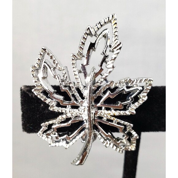 Signed Gerry's Maple Leaf Brooch Silver Tone Textured and Shiny Vintage - Picture 2 of 12
